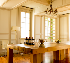 Over the years, many prestigious estates have joined the Association. As ambassadors for the Primeurs system, the Union has set up a dedicated event, the “En Primeurs Week”, bringing together several thousand international professionals and journalists in Bordeaux every year.