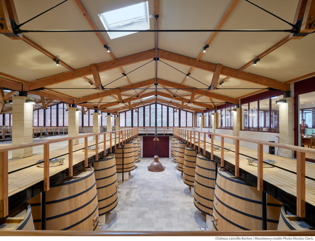 Vue haute sur les cuves bois du cuvier gravitaire Barton