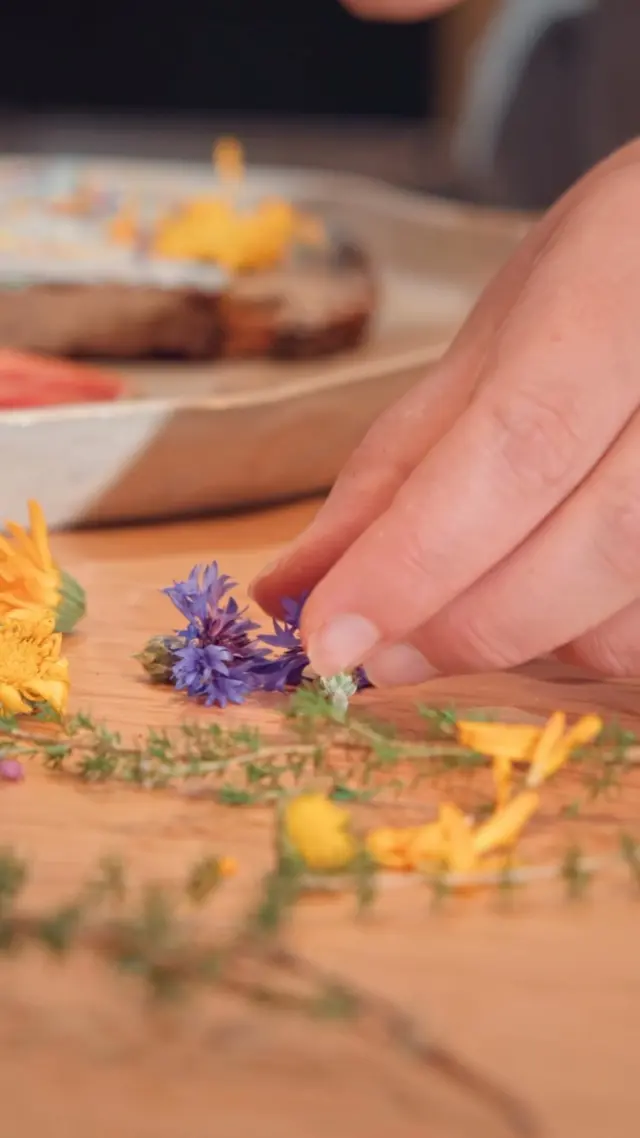 🎬 Et si le vin et les plantes sauvages avaient plus en commun qu’on ne l’imagine ? 

Au cœur du parc du Château Cantemerle, Laure Canu, Directrice générale et l’Herboriste Babette Poncet partagent leurs regards, leurs savoir-faire et leur rapport à la nature. 

Une rencontre entre deux univers où chaque feuille, chaque fleur et chaque arôme raconte une histoire. 

Et si la nature devenait le trait d’union entre un Grand Cru et l’herboristerie ? 

🌱🍷 Rendez-vous demain pour découvrir l’épisode 9 de Wine Side Stories... 

🎥 @ondrae.agence 
@hubertdecastelbajac 

#chateaucantemerle #herboriste #arômes #vin #grandscrusdebordeaux