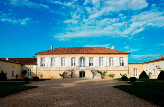 SEMAINE DES PRIMEURS🍇

Dégustation du Millesime 2023 « En Primeurs » au sein du Château La Lagune ✨🍷

Lorsque l’on remonte les couloirs du temps du Château La Lagune,  on trouve un village fondé autour de points d’eau naturels, transformé en domaine viticole au détour de 1587.
L’élégante chartreuse est édifiée entre 1730 et 1855, année où le vignoble se hisse au cercle très fermé des 3ème Grands Crus Classés. Superbe distinction qu’il doit à un terroir de premier ordre. 🍇

Au programme dégustation des vins des appellations : 
📍Margaux, Haut-Médoc Sud