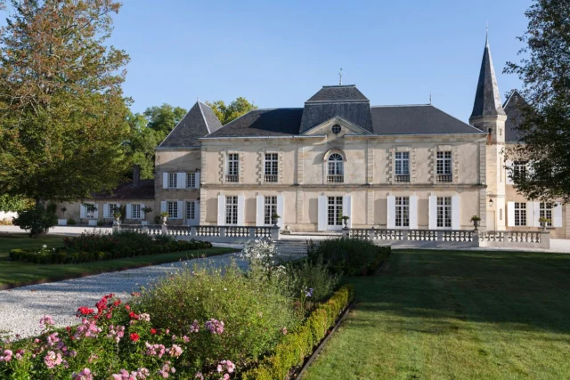 SEMAINE DES PRIMEURS🍇

Dégustation du Millesime 2023 « En Primeurs » au sein du Château Lynch-Moussas✨

Fondé au 16ème siècle, le Château Lynch-Moussas est la propriété de la famille Castéja depuis plus d’un siècle.
Grand Cru Classé en 1855, cette propriété vient de retrouver tout son lustre grâce aux grands travaux effectués tant dans les bâtiments que dans son vignoble et comme par les grandes qualités de ses récents millésimes.🍇

Au programme dégustation des vins des appellations : 
📍Pauillac
📍Saint-Estèphe
📍Haut-Médoc Nord
📍Médoc