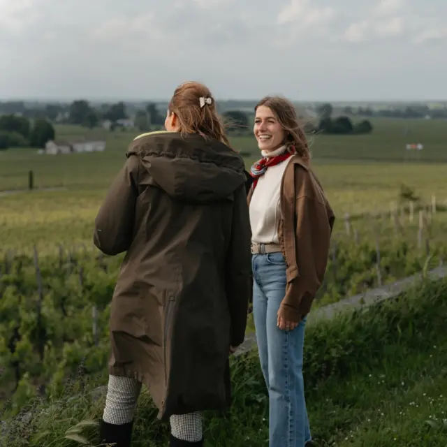 On ne tient plus, il faut qu’on vous le dise... 🚨😍
Originaire de Lombardie, cheffe sommelière du @cornusrestaurant et exploratrice dans l’âme, Melania vous guidera lors de votre prochain voyage à travers les mystères de l’Union des Grands Crus de Bordeaux !
Un voyage qui vous emmènera au-delà des étiquettes, au cœur des secrets les plus insoupçonnés de Bordeaux. 
Pour vous aider à patienter, faites connaissance avec votre guide grâce à l’interview disponible dans la description ⬆
📖 @agence.monette 
🍷@mela_batti 
🎥 @alexiswillis_director 
#UnexpectedBordeaux #GrandsCrusdeBordeaux