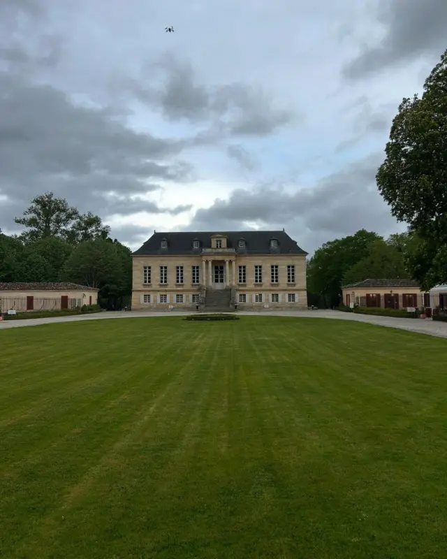 📸 Retour en Images -
Semaine des Primeurs 
Première journée de dégustations dans les Châteaux Hôtes qui reçoivent les professionnels de la Presse et de la Distribution pour leur faire découvrir le Millésime 2024 « En Primeurs ».
@chateaulalouviere 
Graves, Pessac-Léognan, Sauternes et Barsac 
@chateaubalestardlatonnelle 
Saint-Emilion Grand Cru 
@chateaugazin 
Pomerol 
Crédits : @hubertdecastelbajac 
Bonne journée de dégustations à tous ! 
.
#semainedesprimeurs #millesime2024 #grandscrusdebordeaux