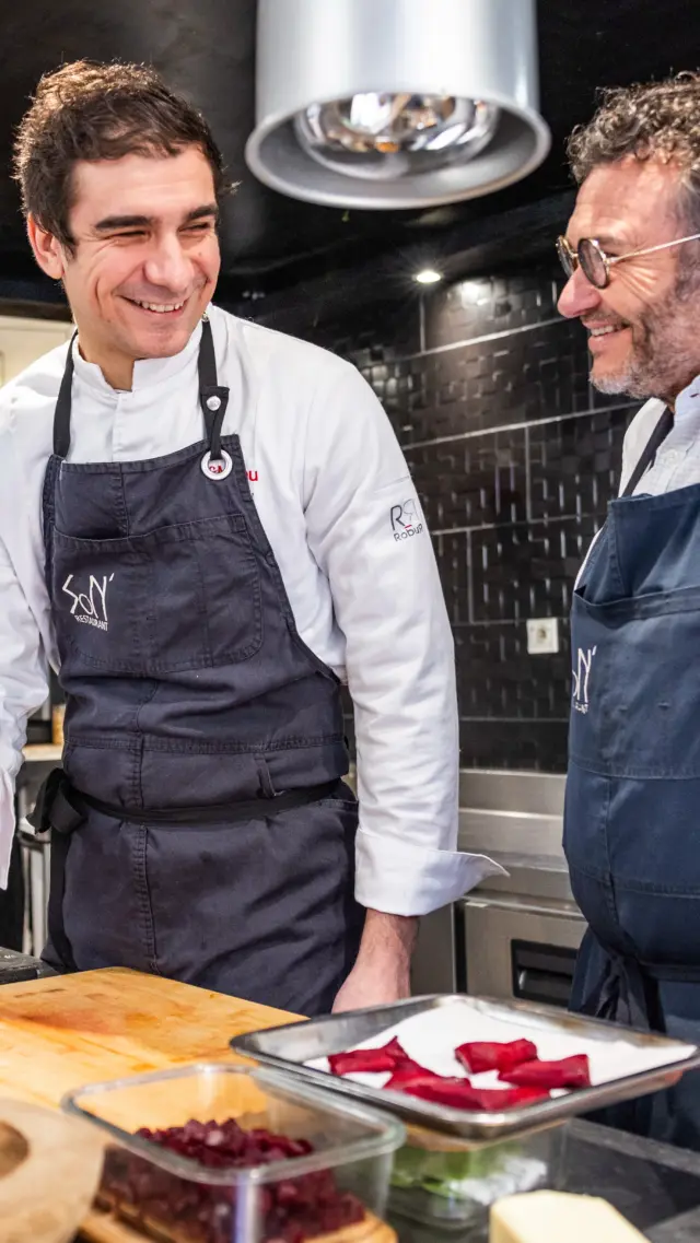 🍷🍽️ Découvrez la langue commune entre vin et gastronomie ! Dans ce premier épisode de Wine Side Stories, Éric Monneret du @chateaulapointe et le Chef Sylvain Renzetti du @restaurant_son partagent leur passion pour la recherche des équilibres et des arômes. 
Prêts à découvrir une harmonie de saveurs ? 
Restez connectés !
📹 @hubertdecastelbajac 
#WineSideStories #gastronomie #bordeaux #chef #grandcru #winelovers