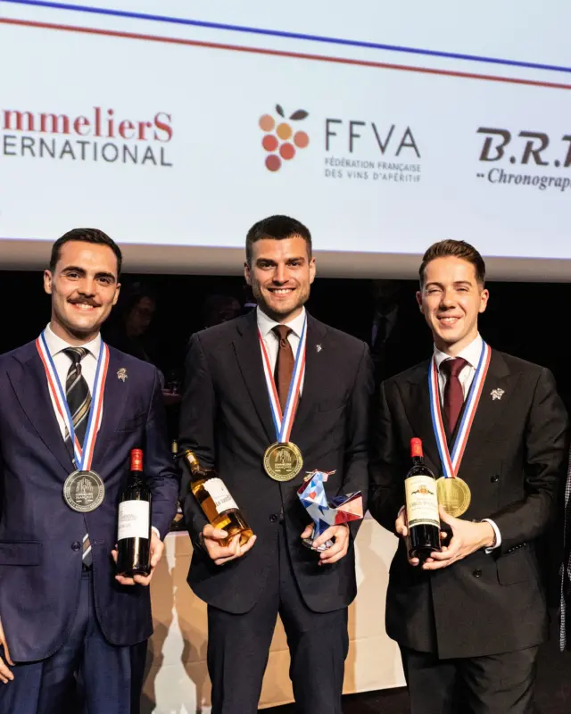 Concours du Meilleur Jeune Sommelier de France 2025 🇫🇷
Ce lundi 16 juin, à la @laciteduvin de Bordeaux, trois jeunes talents de la Sommellerie française se sont mesurés lors d'une finale intense et passionnante. 
@louis_lcnt - @beaurivagepalace @annesophiepic - décroche le titre de Meilleur Jeune Sommelier de France 2025. @augustin_belleville - Pavillon Ledoyen @allenoparis et @richard.noe_pro - @plenitude.paris @arnauddonckele complète le podium !
Toutes nos félicitations aux 3 finalistes pour leur implication, leur passion et leur amour du métier ! 
@ugcbwines est fière d'être partenaire d'un tel évènement ! 
Photos: @magalibutny.photographe 
#udsfsom #udsfsommelierofficiel #sommelleriefrançaise #meilleurjeunesommelierdefrance #MJSF #mjsf2025 #GrandsCrusdeBordeaux #bordeaux