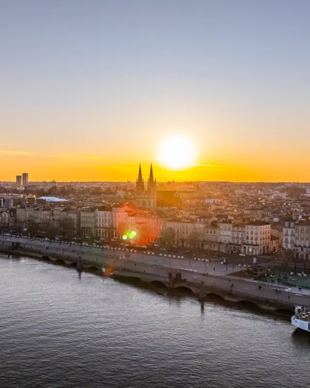 🍇🔨 À Bordeaux, la Garonne n’est pas seulement un décor, c’est une colonne vertébrale. Partons à la découverte de deux métiers qui n'ont, en apparence, rien en commun et qui pourtant, sont liés par leurs histoires.
📢 Restez connectés pour découvrir le 2ème épisode de #WineSideStories ! 
📷 @hubertdecastelbajac 
#Bordeaux #GrandsCrusdeBordeaux #UGCB #ChâteauGruaudLarose #Artisanat #chantiernavalnicolas #rivayacht