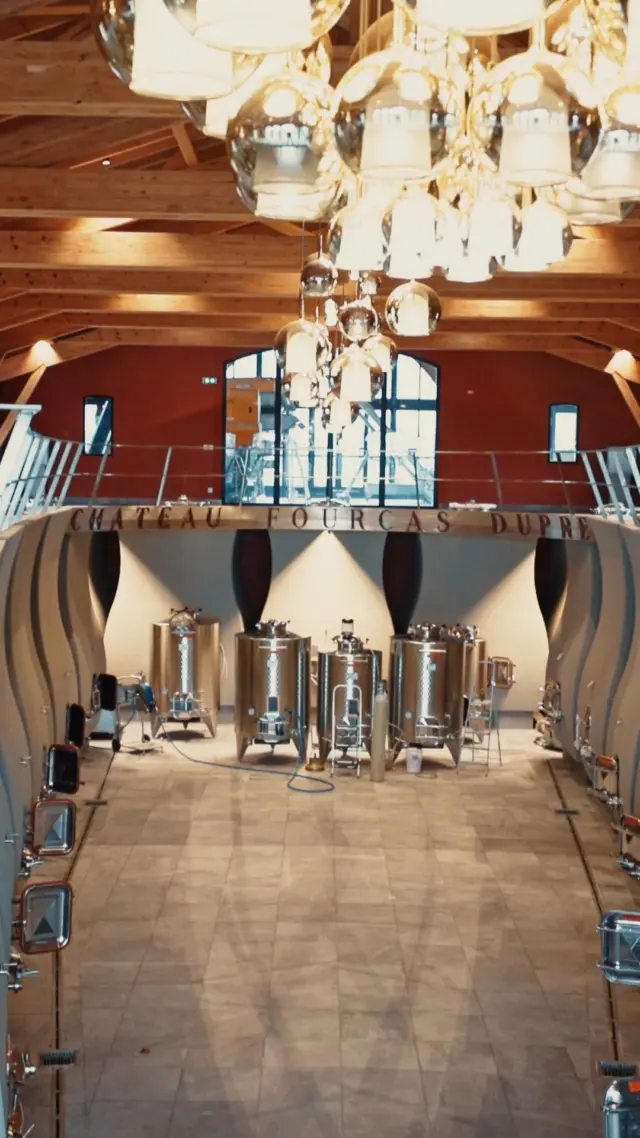 🍷✨ Episode 7 – Wine Side Stories 

Une barrique ne se contente pas de contenir le vin : elle le façonne. Entre les mains passionnées de Dominique Gornès, @tonnelleriedemptos, le bois devient un instrument de précision, prêt à sublimer chaque vin. 

Au Château @fourcasdupre, Lucas Leclercq nous ouvre les portes de son chai et nous partage sa quête d’équilibre : une alliance parfaite entre les cépages, un terroir et le chêne, là où chaque détail compte. 

Parce qu’un Grand Cru, ça se raconte aussi à travers ceux qui le créent. 

🎥 @hubertdecastelbajac 

Rendez-vous demain pour découvrir l'épisode 7 de Wine Side Stories ! 

#WineSideStories #TonnellerieDemptos #ChateauFourcasDupre #GrandsCrusdeBordeaux #Bordeaux #SavoirFaire #Artisanat