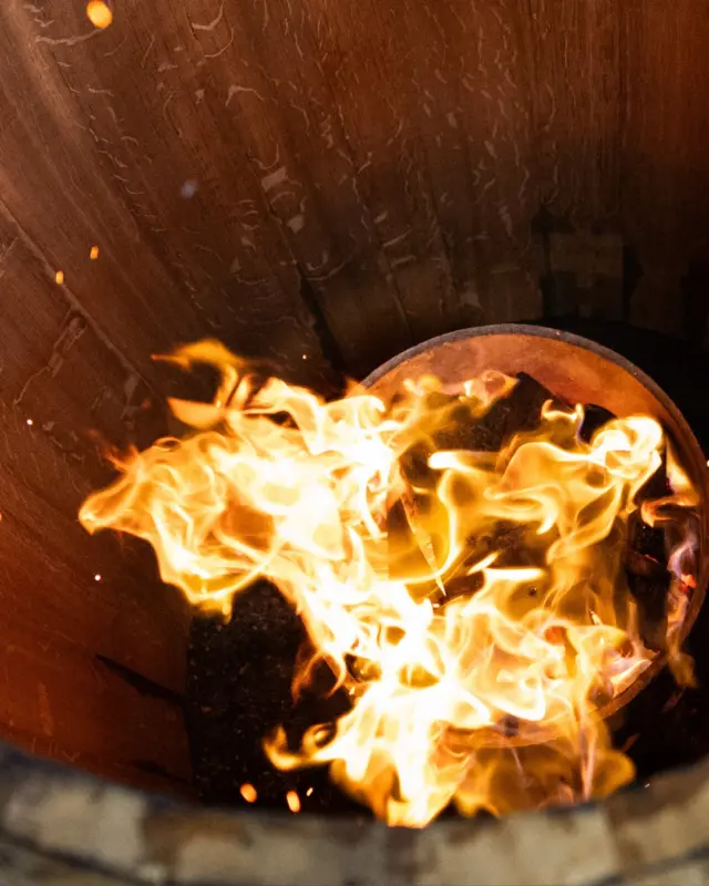 Découvrez l’harmonie passionnante entre la @tonnelleriedemptos et @chateaufourcasdupre ! 

🌳 Dominique Gornès, Directeur Commercial de Demptos, nous partage les étapes de la fabrication d’une barrique : du choix des bois au cintrage, en passant par la chauffe… Un savoir-faire d’exception qui perdure depuis 200 ans ! 

🍇 Lucas Leclercq, Directeur Général du Château Fourcas Dupré, nous invite dans son chai et nous parle de l’élevage, étape importante durant laquelle la recherche de l’équilibre entre le bois, le terroir et les cépages devient un art. 

La barrique n’est pas qu’un simple contenant, elle fait partie de l’âme d’un Grand Cru. 

🎥 @hubertdecastelbajac 

Le 7ème épisode de Wine Side Stories arrive très bientôt ! 

#WineSideStories #TonnellerieDemptos #ChateauFourcasDupre #GrandsCrusdeBordeaux #Bordeaux #SavoirFaire #Artisanat